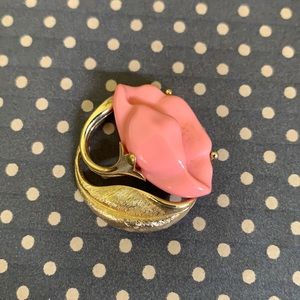 Vintage-Avon-Pin-Lily-Peach/Gold- 1 1/4”